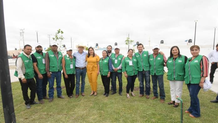 Entregan plaza multifuncional y pavimentación