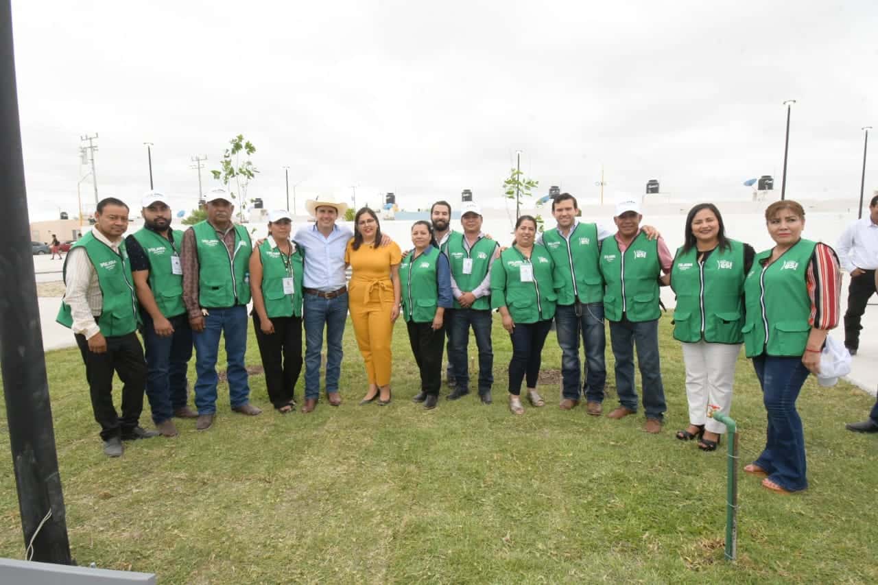 Entregan plaza multifuncional y pavimentación