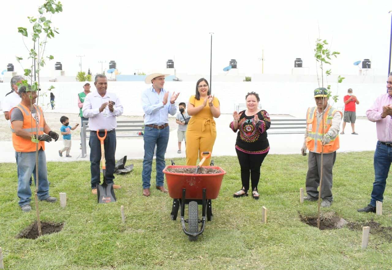 Entregan plaza multifuncional y pavimentación