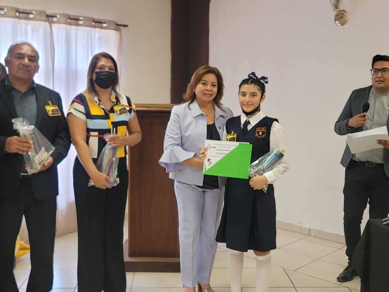 Se corona Monserrat Flores líder regional en declamación.