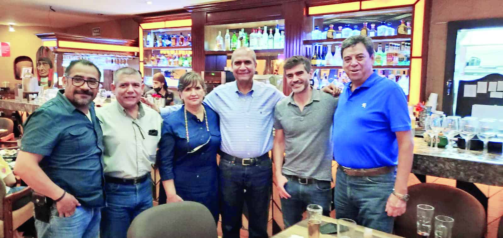 Mario Dávila y su esposa se reunieron con Rigo Hernández, de Laredo Texas y Tommy Williams, de USA-Vietnam.