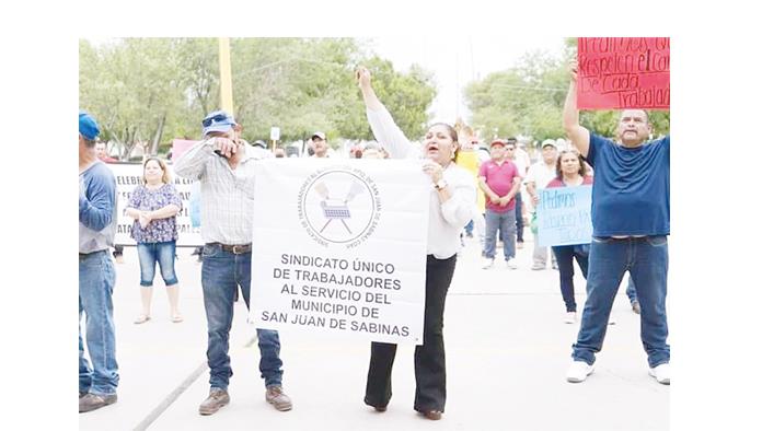 Sigue protesta de burócratas en Nueva Rosita 