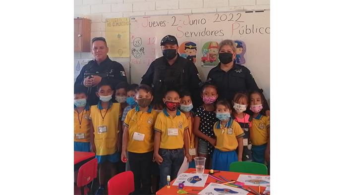 Visitan policías a estudiantes