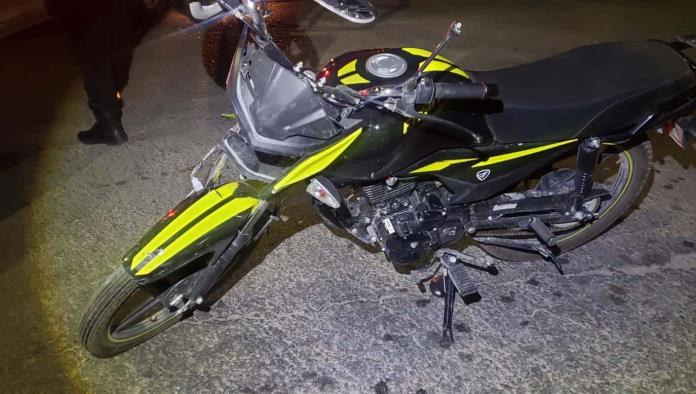 Embiste a motociclista por no respetar el rótulo de alto