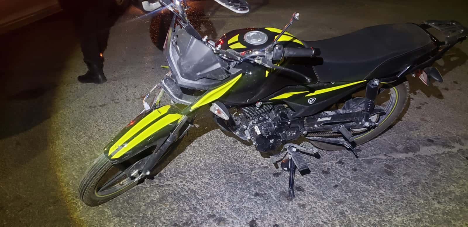 Embiste a motociclista por no respetar el rótulo de alto