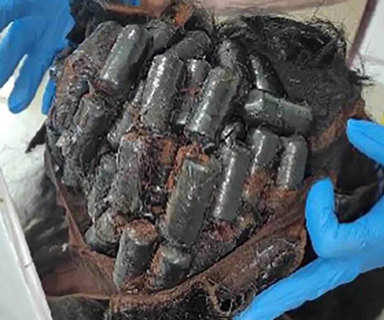 Detienen a mujer con peluca  con cocaína escondida