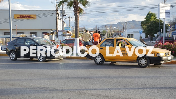 .- El taxi quedó con la parte trasera sumida luego del impacto que recibió.