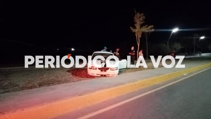 Se ‘trepa’ borracho a camellón