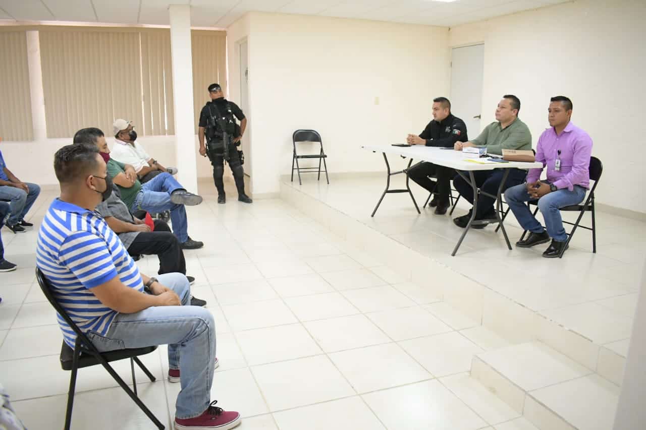 Imparten pláticas de seguridad a taxistas