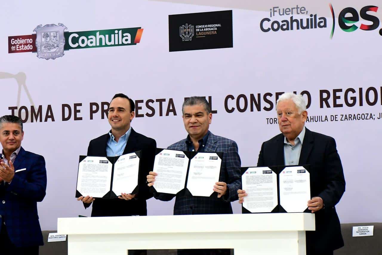 El gobernador Miguel Riquelme presidió la firma del Convenio de Colaboración entre el Estado y el Consejo Regional de la Abogacía para ofrecer asesoría legal y trámites gratuitos.