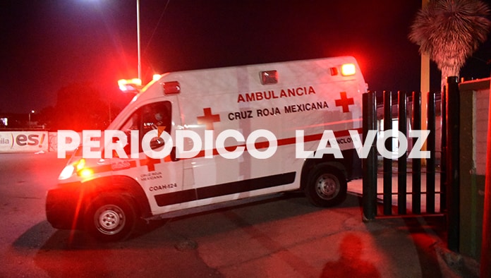 La joven mujer fue trasladada a un hospital.