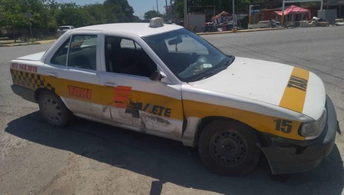 Evade alto y colisiona; Taxista rápido y furioso.