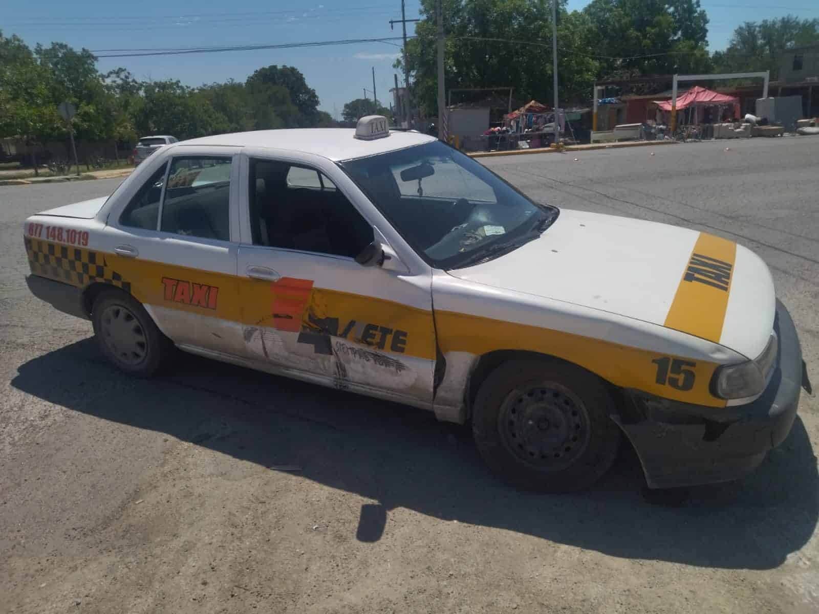 Evade alto y colisiona; Taxista rápido y furioso.