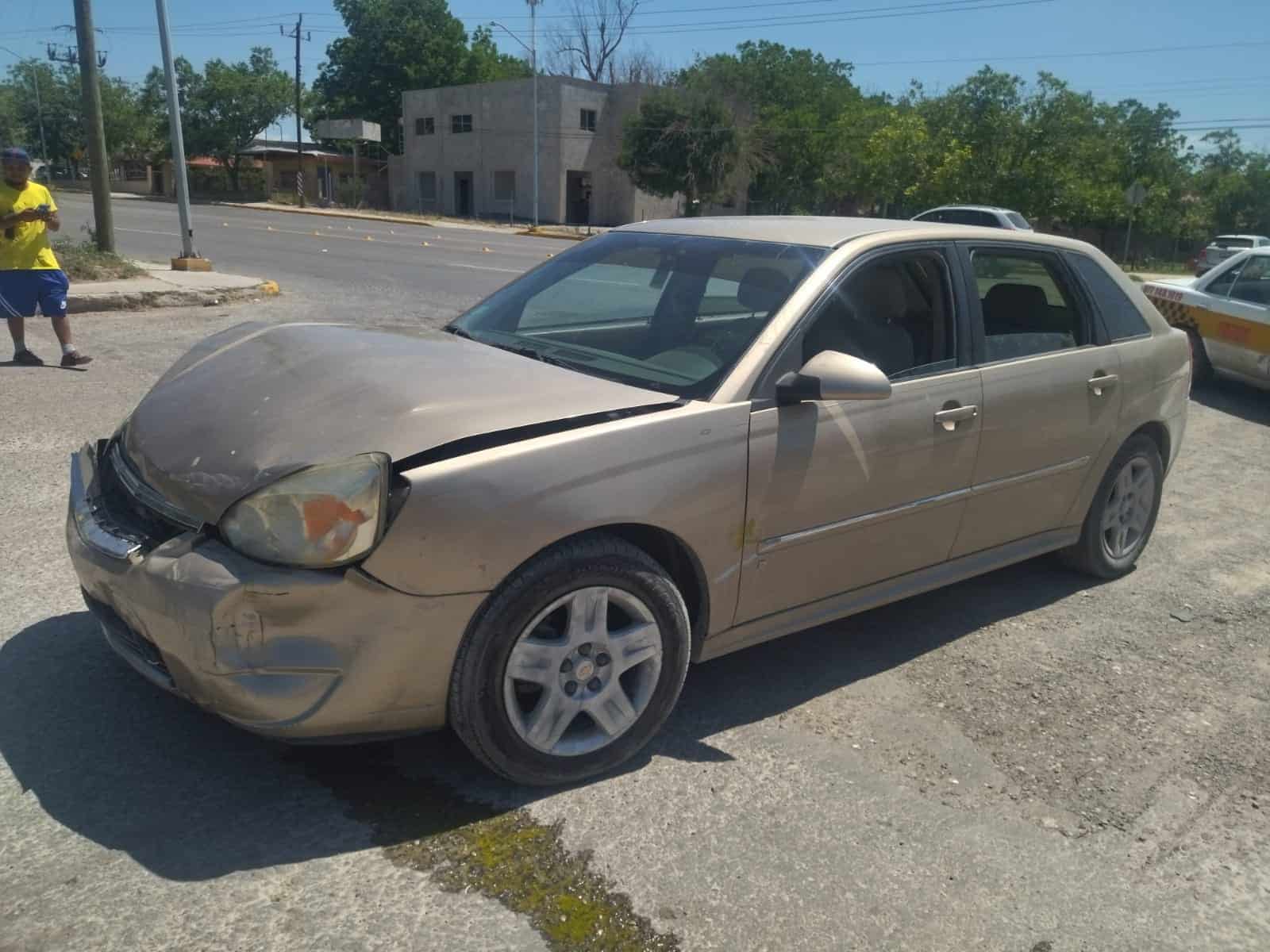 Evade alto y colisiona; Taxista rápido y furioso.