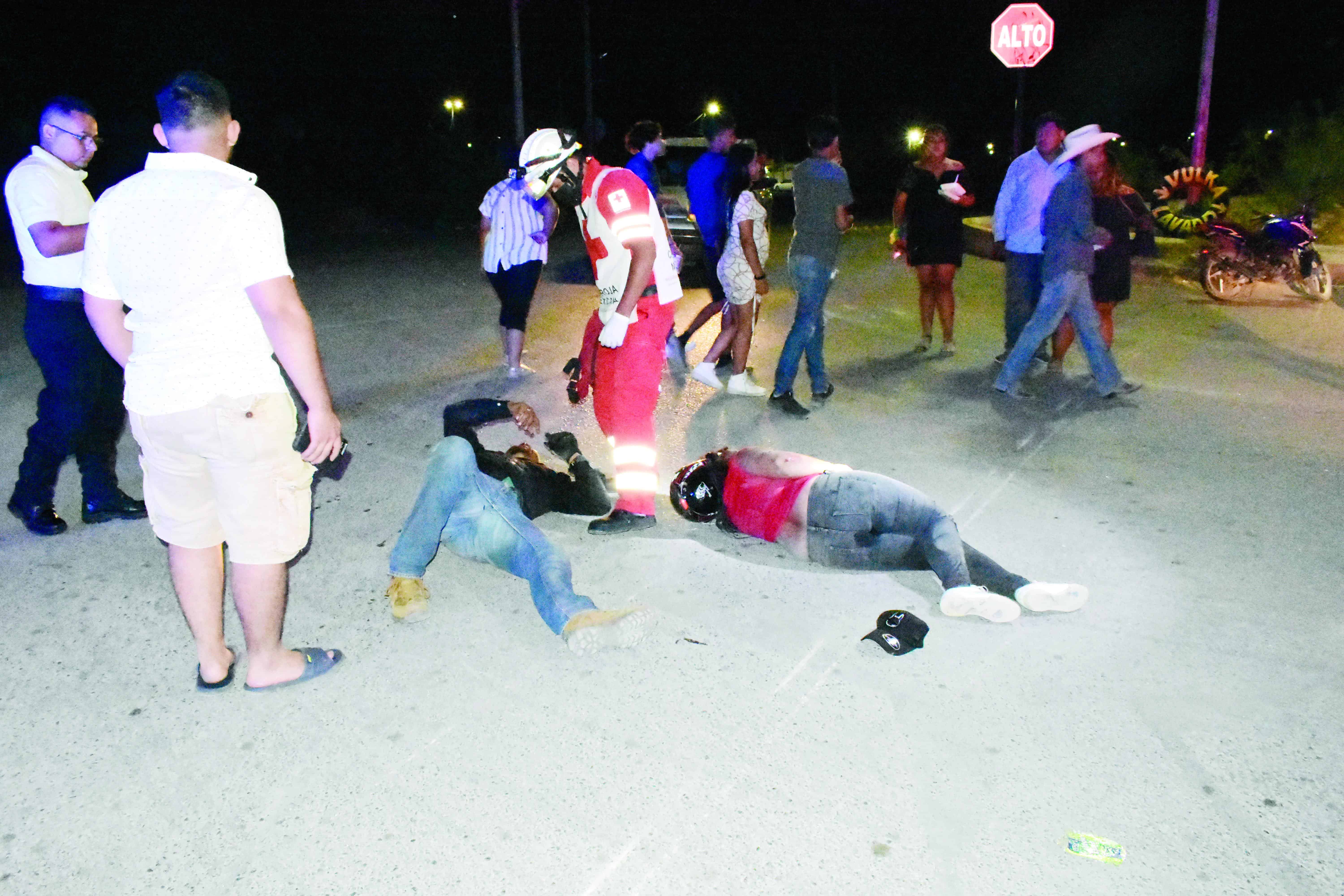 Embisten a pareja en moto