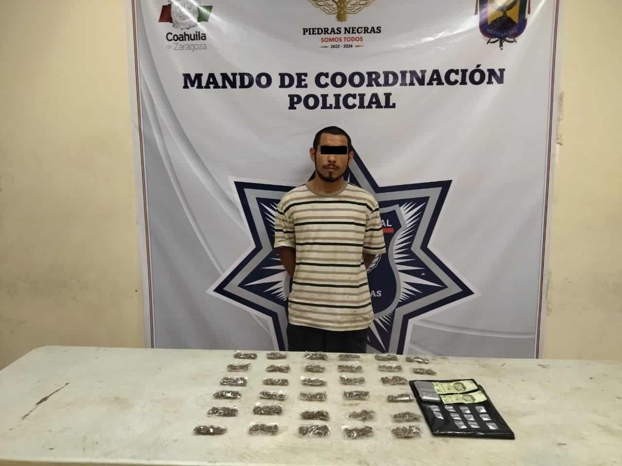 Sergio Arturo “N” de 27 años, alias el “Checo” fue detenido por los elementos de Seguridad Pública por el delito de posesión de narcóticos, traía consigo 43 envoltorios de droga.