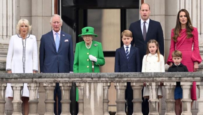 La Reina Isabel hace aparición finalizando fiestas de Jubileo