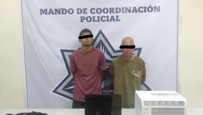 Detienen a dos ratas con las manos en la masa