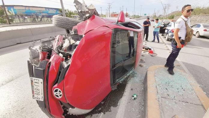 Destroza su Yaris vuelca en el Pape