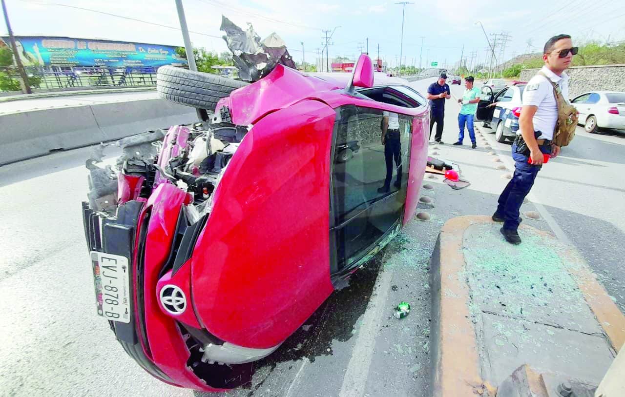 Destroza su Yaris vuelca en el Pape