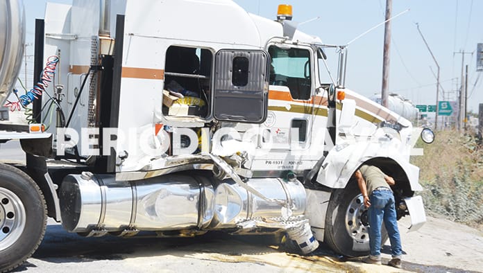 Choca pipa con 66 mil litros de gasolina