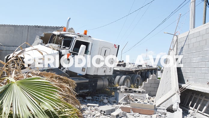 Choca pipa con 66 mil litros de gasolina