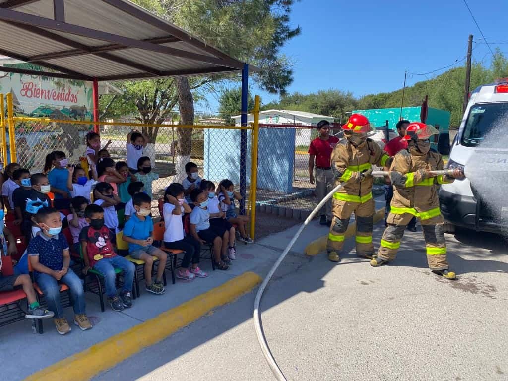 Visitan bomberos al jardín Cuauhtémoc con programa “Amigo Bombero”