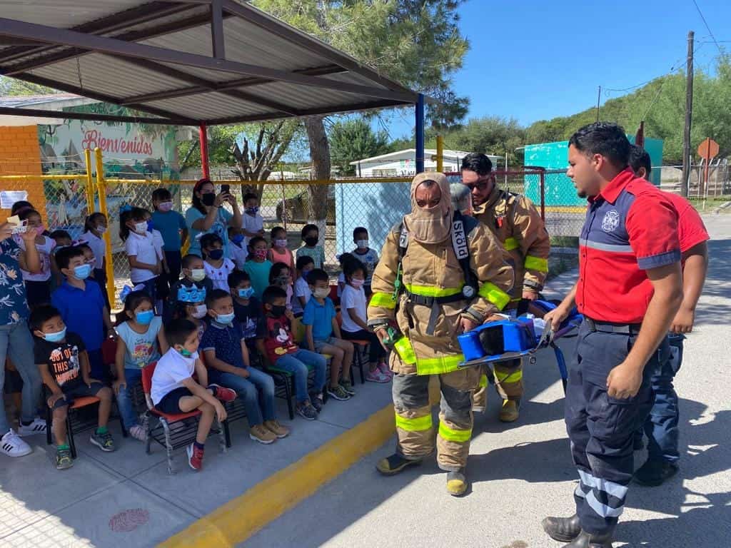 Visitan bomberos al jardín Cuauhtémoc con programa “Amigo Bombero”