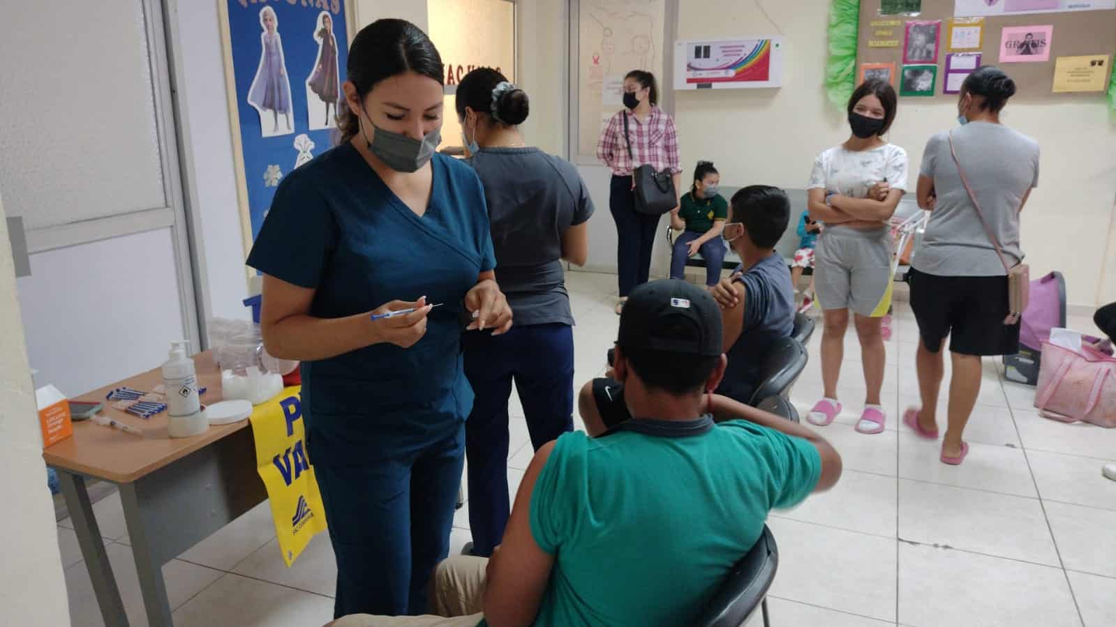 Vacunan a niños de 12 a 14 años