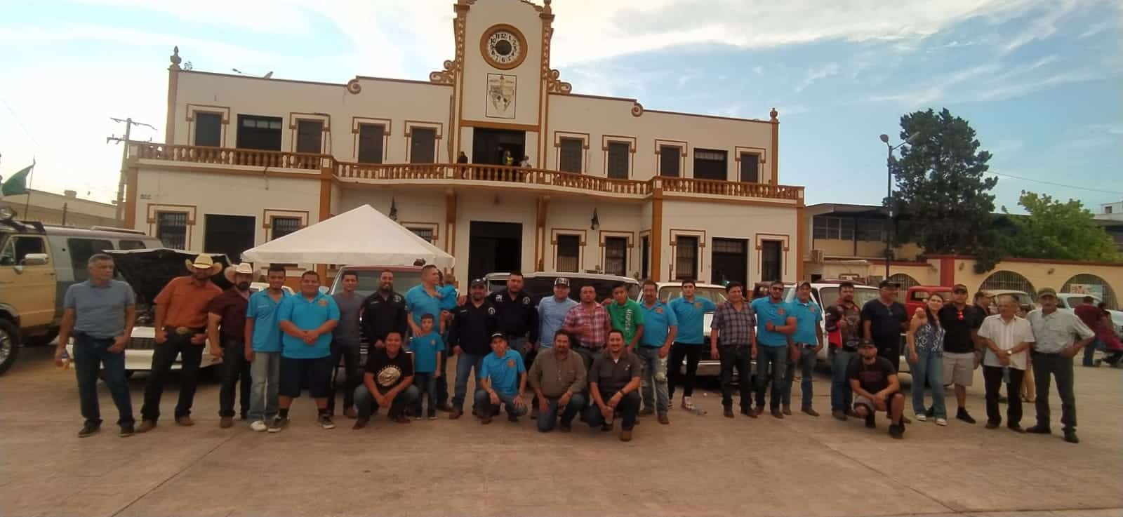 Miembros del Club Clásicos Oxidados ofrecieron una exposición en la plaza principal.