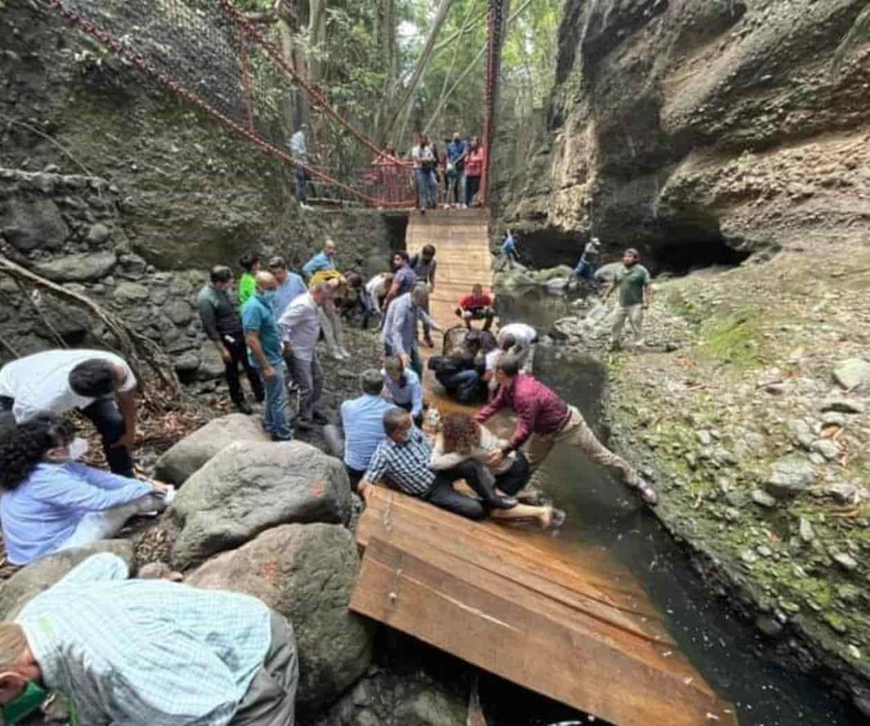 Colapsa puente colgante recién inaugurado en Cuernavaca; Alcalde lo recorría