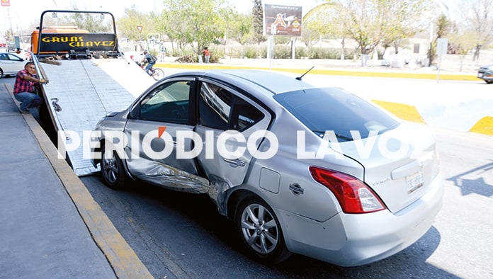 Lo choca camión y rebota en camellón