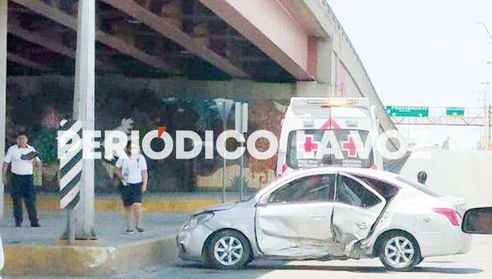 Lo choca camión y rebota en camellón