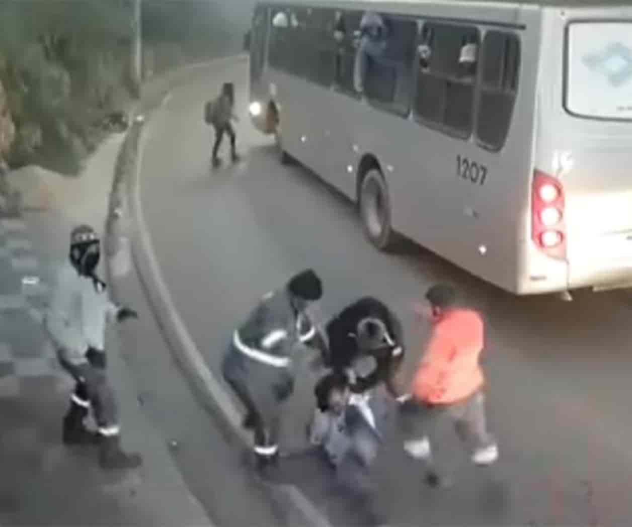 Intentó asaltar a una mujer y pasajeros de camión se bajan a golpearlo