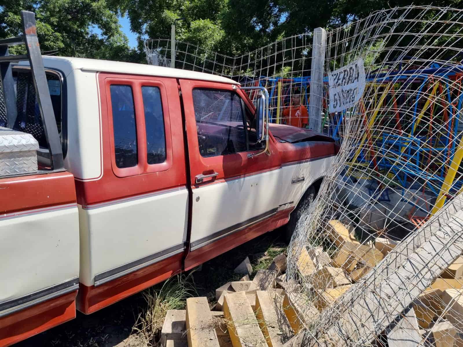 Tras perder el control del volante se estampa en malla ciclónica