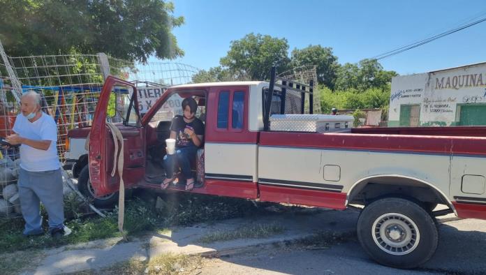 Tras perder el control del volante se estampa en malla ciclónica