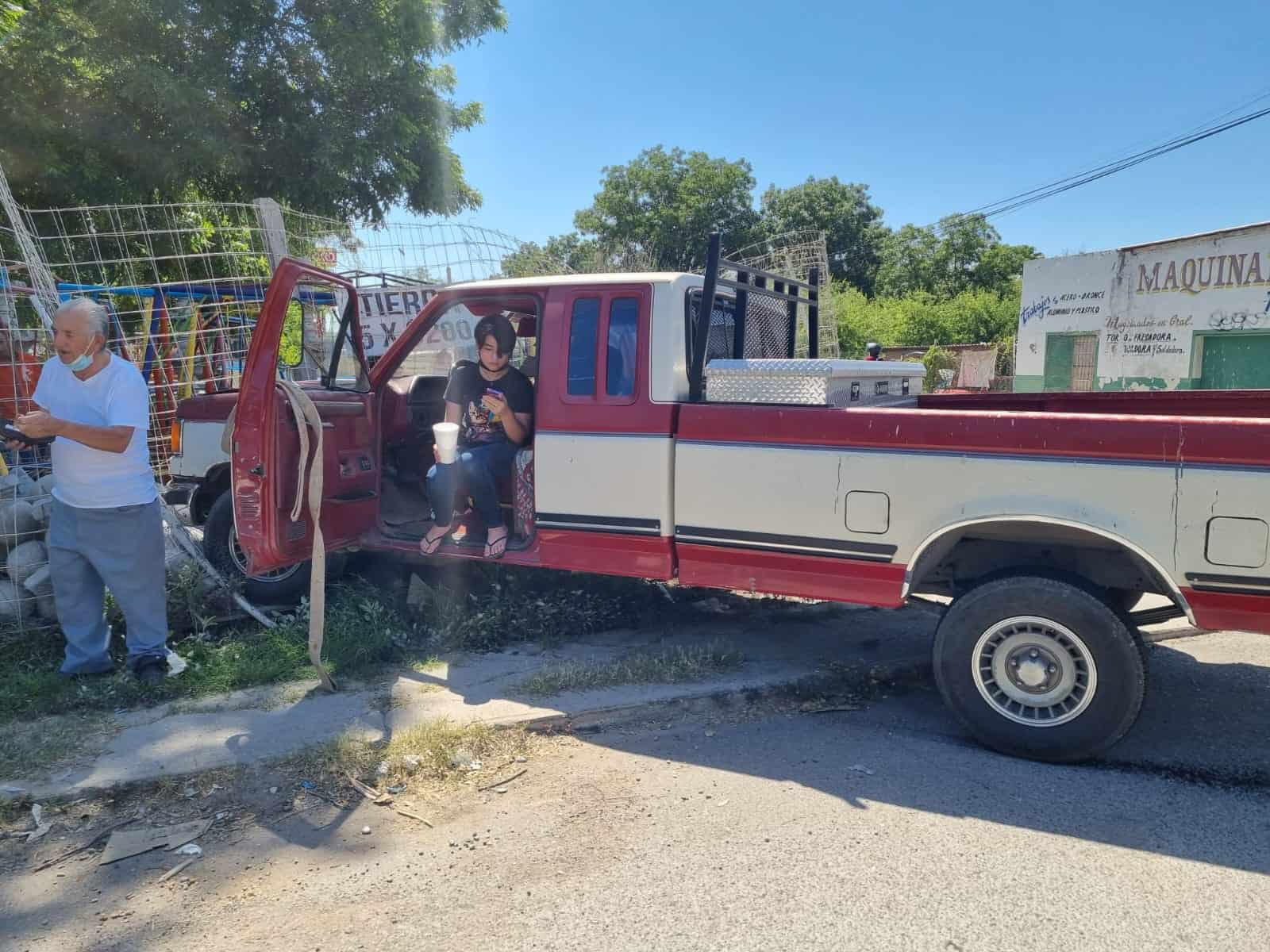 Tras perder el control del volante se estampa en malla ciclónica