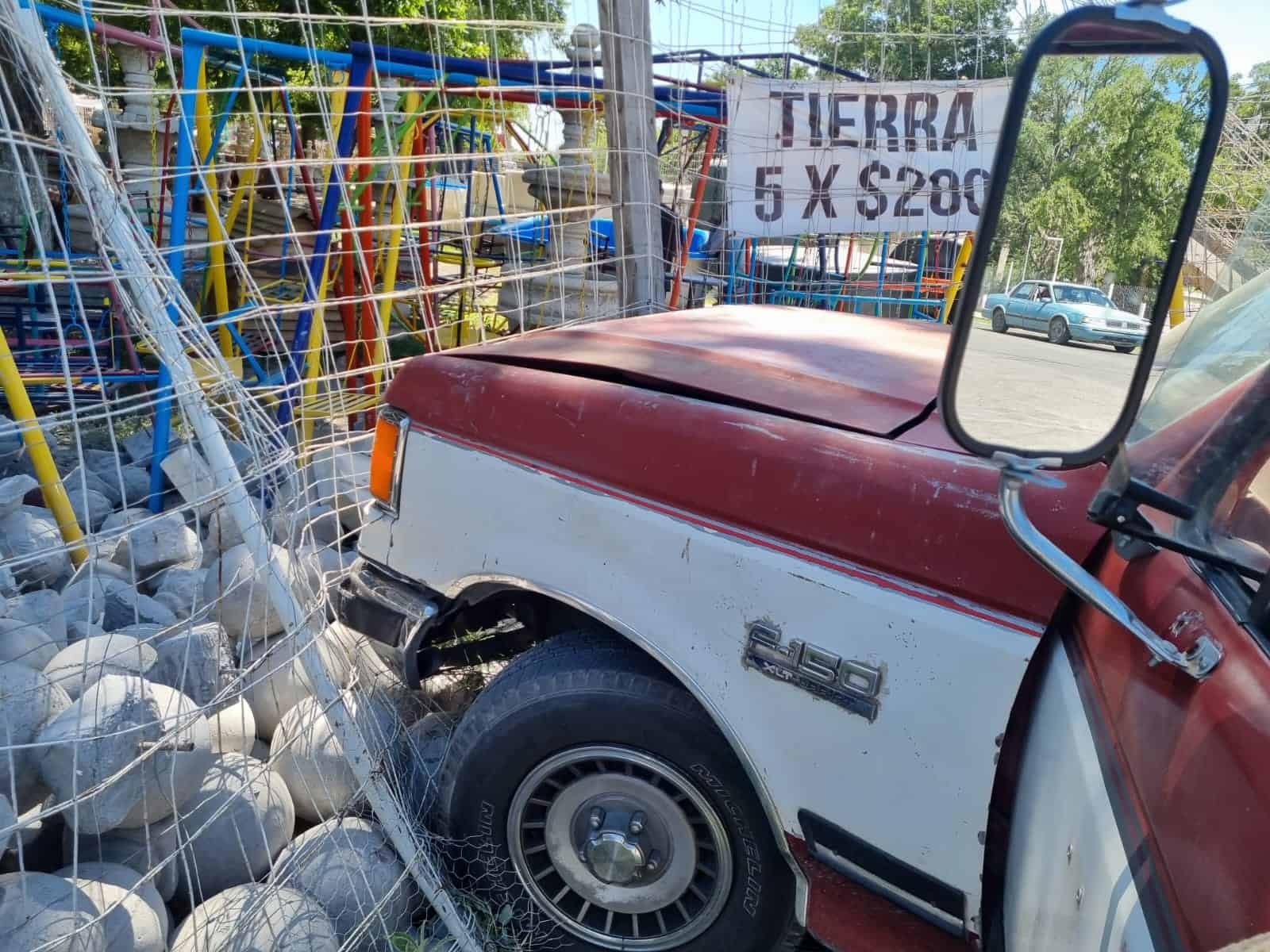 Tras perder el control del volante se estampa en malla ciclónica