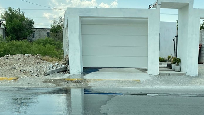 Multa SIMAS por desperdicio de agua.