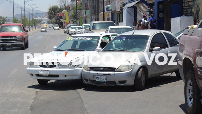 El Ka y el taxi acabaron por impactarse en el cruce de la avenida Constitución y la calle Abasolo.