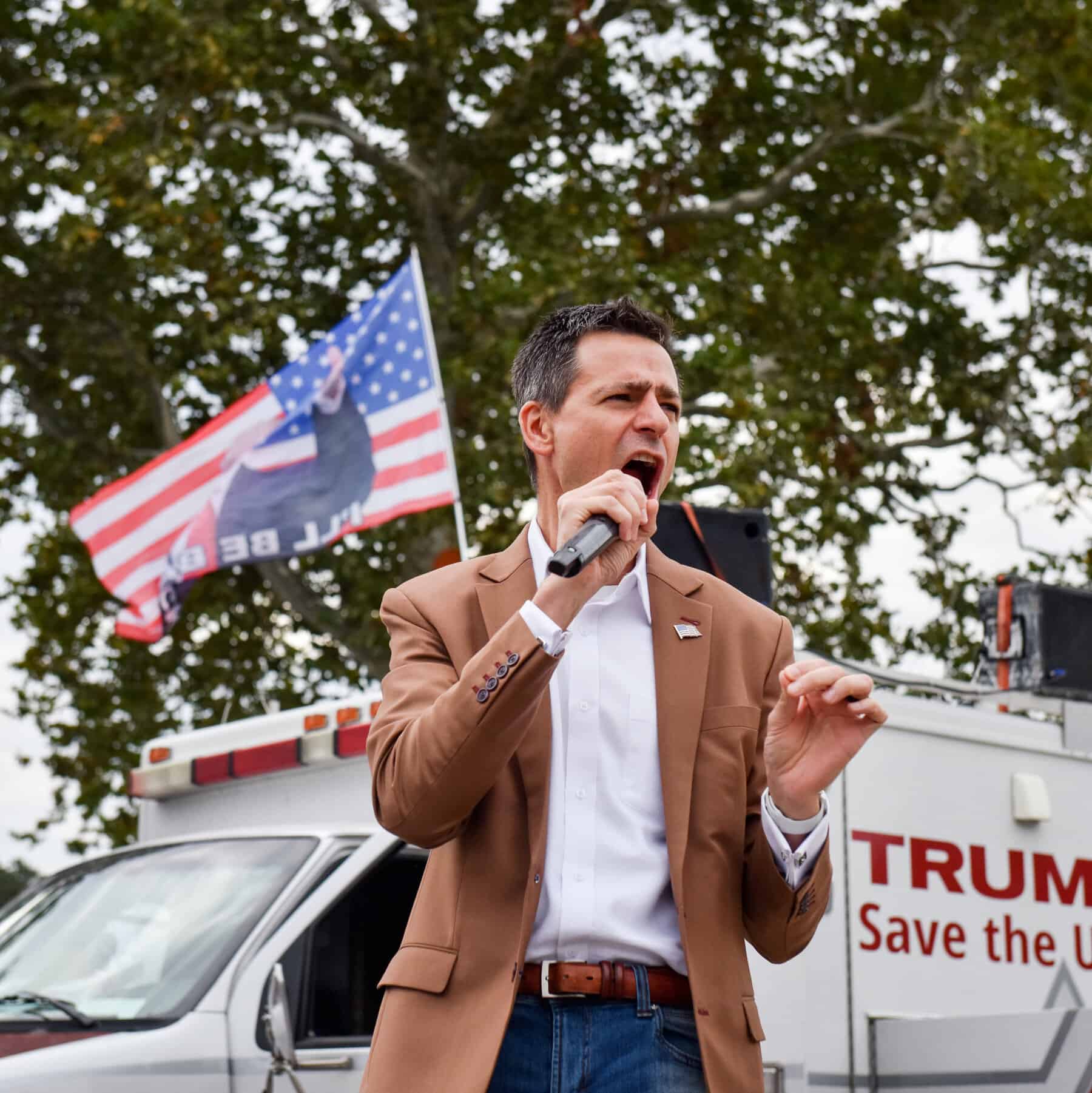 Detienen a candidato de gobernador de Michigan por asalto al Capitolio