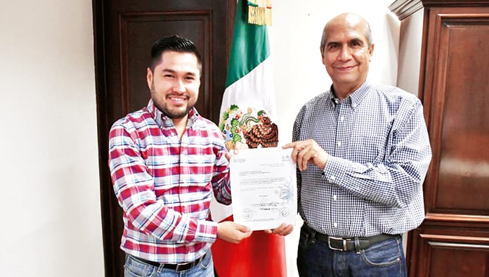 El regidor de Fomento Económico, Leonardo Hernández Esparza, hizo entrega al alcalde Dr. Mario Dávila, de las iniciativas de los reglamentos en materia de Promoción y Desarrollo Económico.