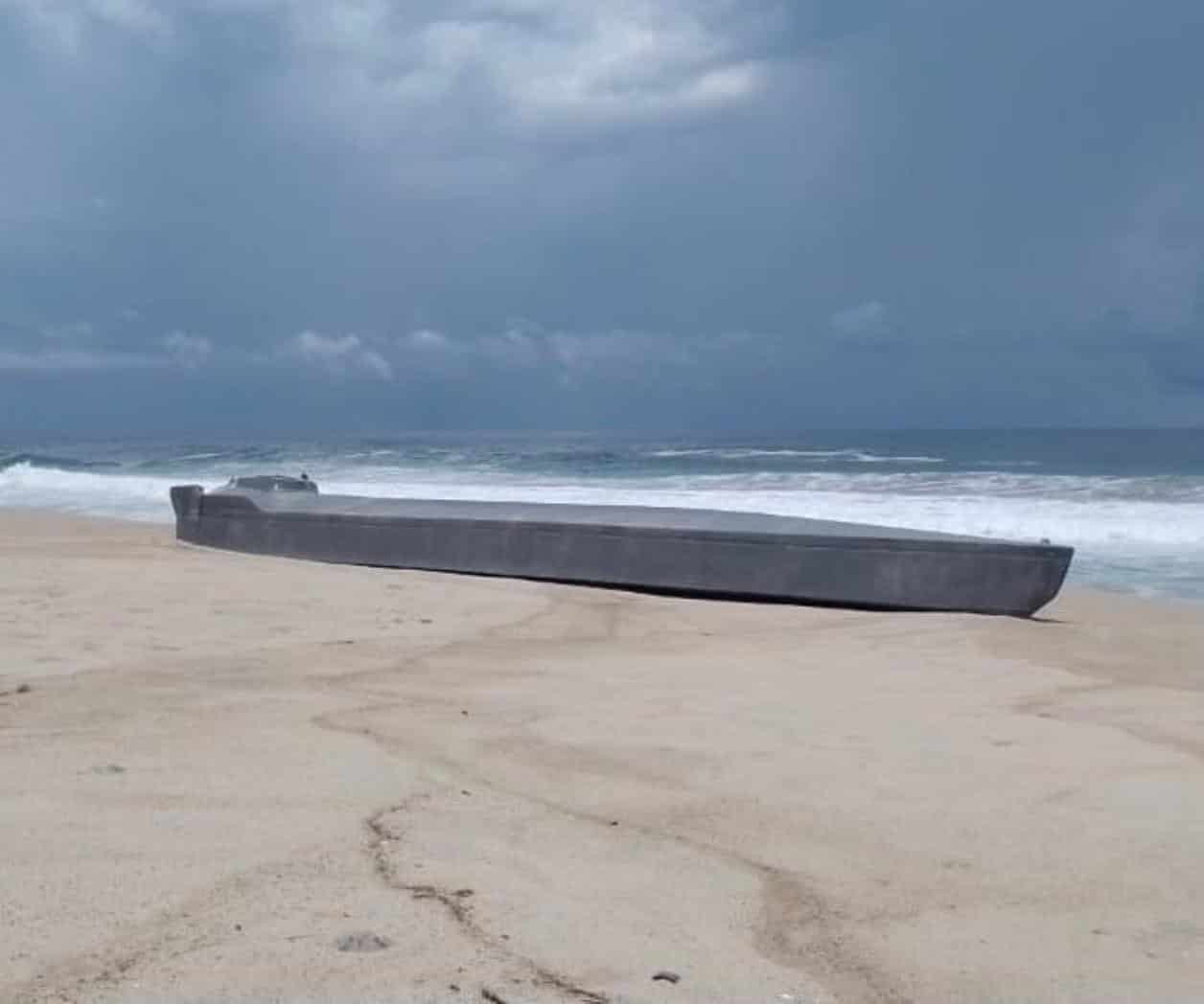 Encuentran misterioso submarino varado en playas de Oaxaca