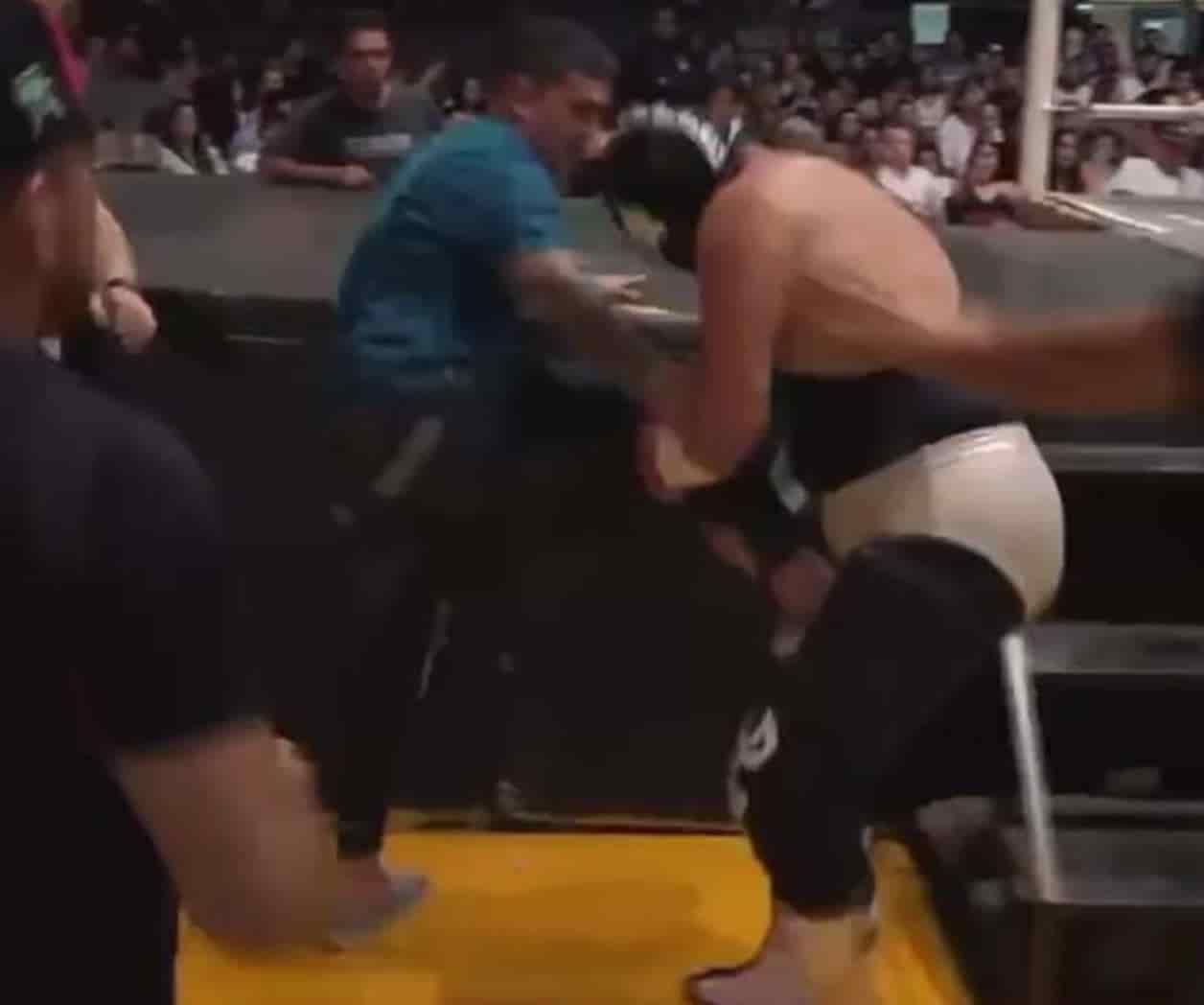 Luchador enfurece y golpea a un aficionado
