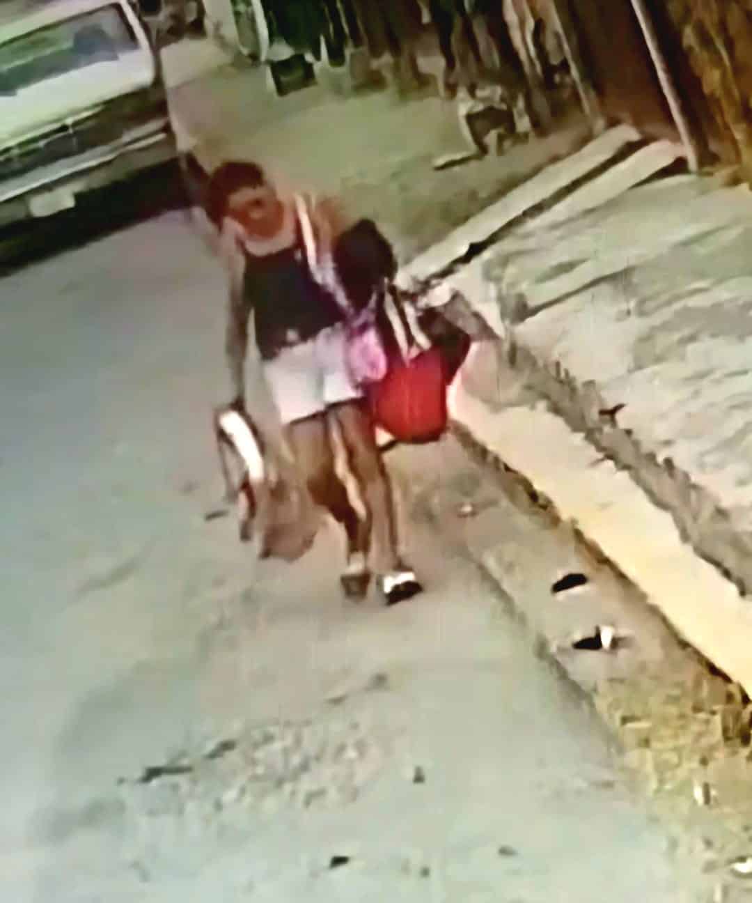 Captan a pareja saqueando casa