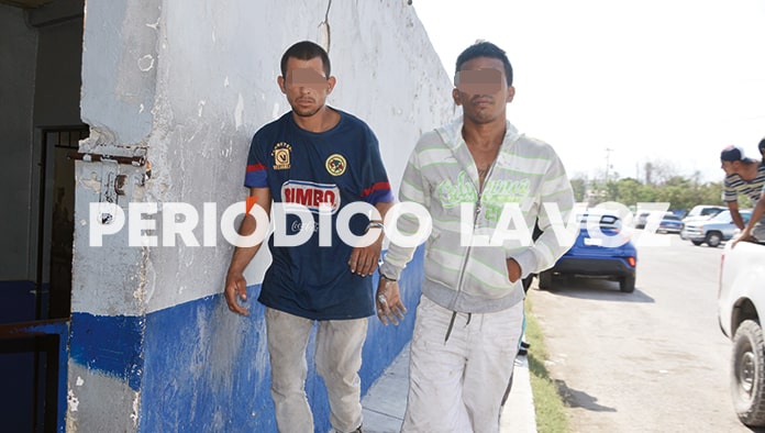 Jonathan y Carlos fueron detenidos por fumar ‘criko’ en la calle.