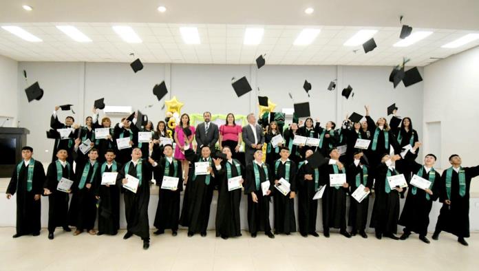 Encabeza Pily Valenzuela graduación de 32 alumnos