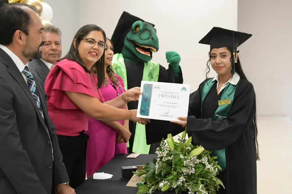 Encabeza Pily Valenzuela graduación de 32 alumnos