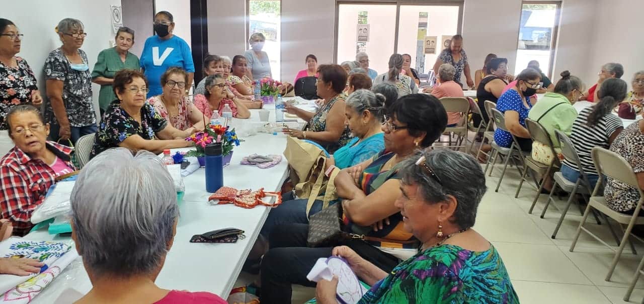 Realizan exhibición de manualidades de adultos mayores