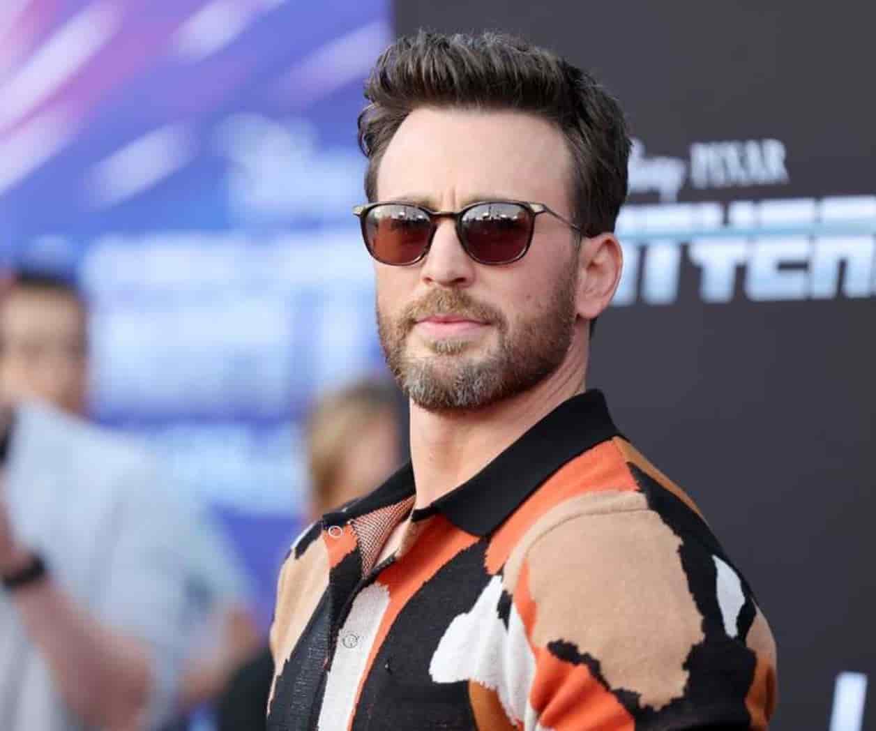 Chris Evans revela si saldría con Shakira
